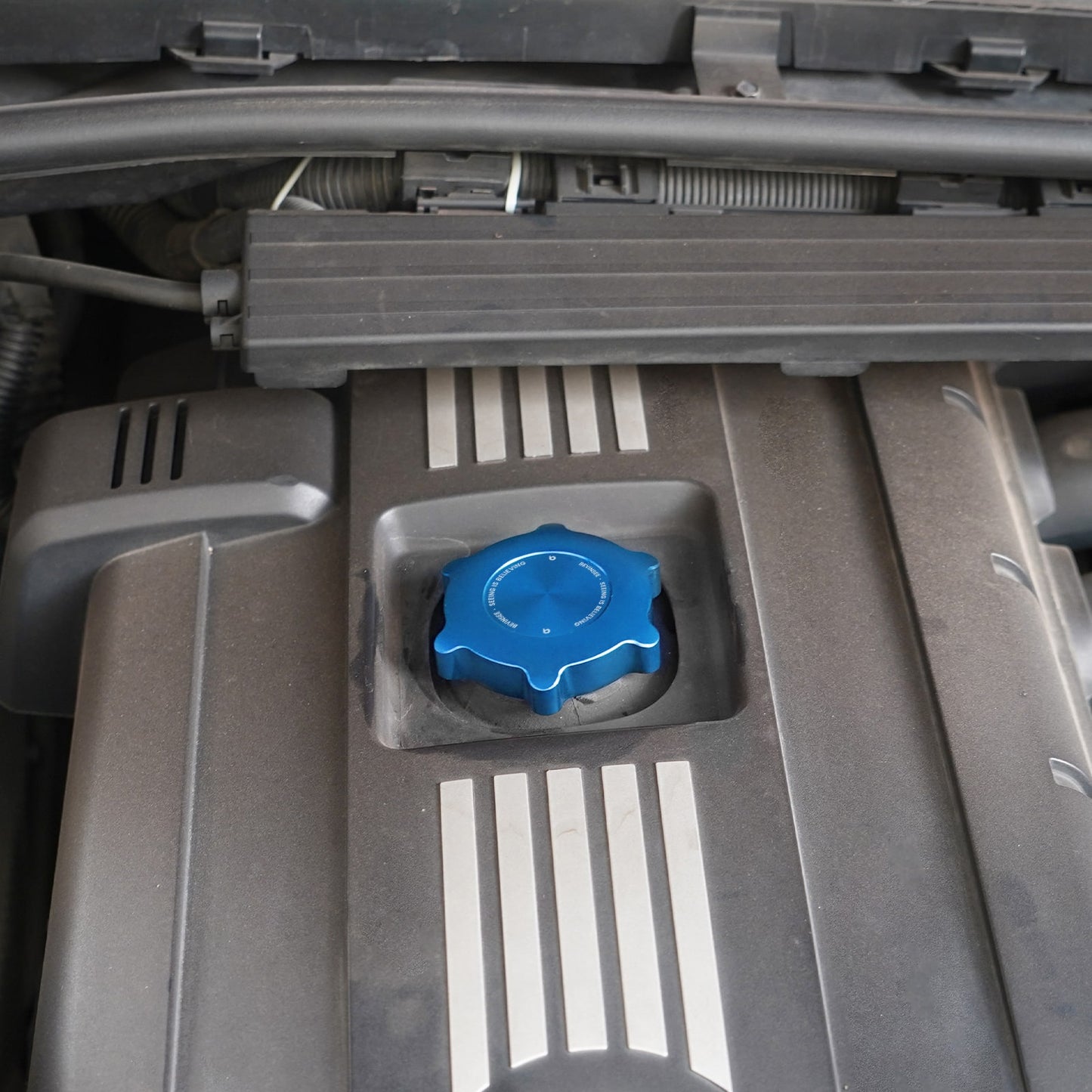 Aluminum M Style Engine Oil Filler Neck Sealing Cap For BMW E36 E46 E90 E92 Z4 E85