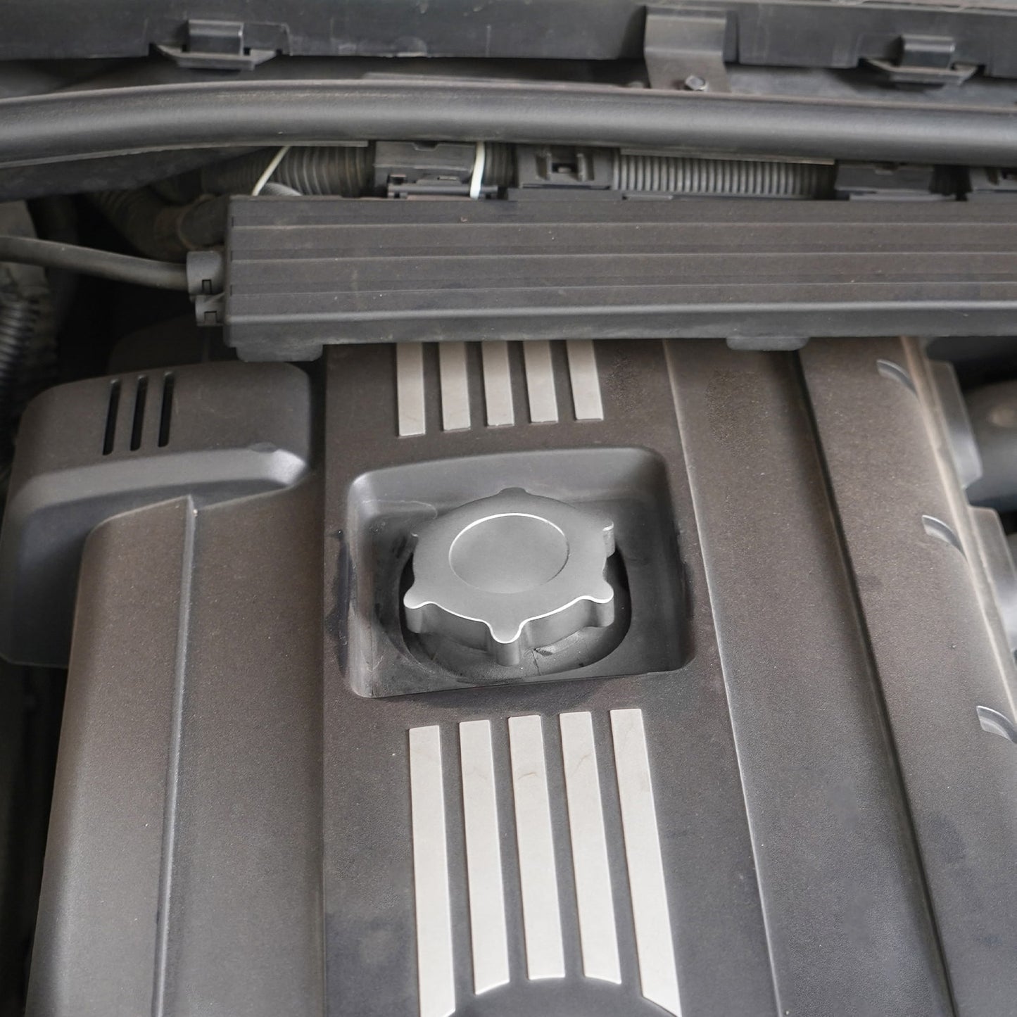 Aluminum M Style Engine Oil Filler Neck Sealing Cap For BMW E36 E46 E90 E92 Z4 E85